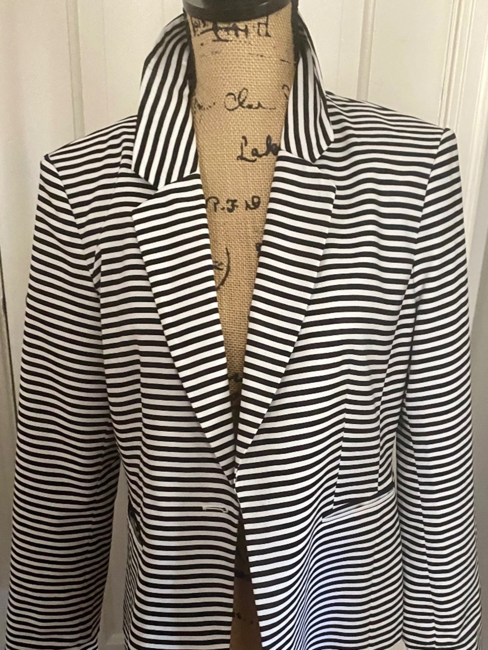Calvin Klein Black and White Striped Blazer. Summer Jacket in Poly. W Size 12